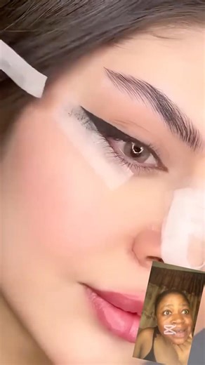 Can’t draw eyeliner straight? Try this beginner-friendly hack! 🔥 #beautyhack