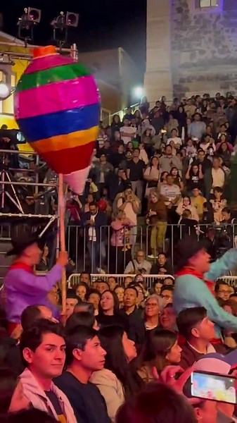 Como parte del Festival Internacional Cervantino, el Ballet Folklórico de México de Amalia Hernández y la Banda Filarmónica Municipal de San Pedro y San Pablo Ayutla Mixe ofrecieron un recorrido por las tradiciones mexicanas a través de estampas como la Danza de la Pluma, Pinotepa, la Danza de los Venados, Charreada y Fiesta de Jalisco. La fuerza de los dieciséis instrumentistas de viento, bajo la dirección de Leovigildo Martínez, acompañó este encuentro de danza y música, que conjugó sonidos po