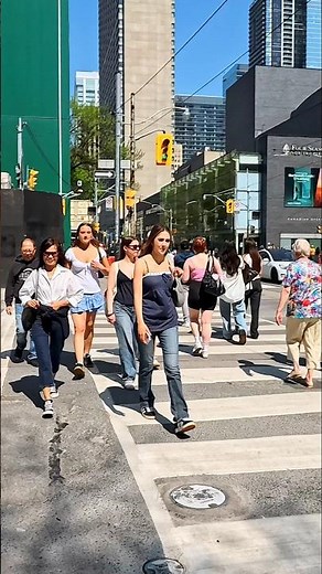 Toronto 🇨🇦 | Hot Day on Queen Street – Busy Summer Walk