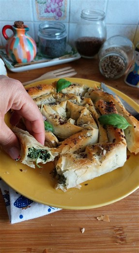 SPOILER della prossima ricetta⚠️GIRELLA CROCCANTE DI PASTA FILLO! . Un pranzo o una cena facile, veloce e frugale per chi ama i piatti alternativi e desidera variare la propria alimentazione senza rinunciare al gusto. . Presto sul blog😉💪🏼💪🏼 . #pastafillo #fblifestyle #ricettelightcongusto #facile #spoiler #easyrecipes #ricettelightpertutti #recipes #lacucinadifefe | La cucina di FeFè