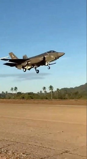 INSANE Low Pass! F-35 Lightning II ⚡️😱