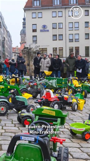 Sächsische Zeitung on Instagram: "Landwirte haben am Donnerstag deutschlandweit mit Traktoren Autobahnen blockiert, um gegen das Mercosur-Abkommen zu protestieren. Anders in Sachsen: Dort stellten sie dutzende Spielzeug-Traktoren vor die Dresdner Frauenkirche. „Blockaden bringen uns nicht weiter und schränken die Bevölkerung ein“, erklärte Robert Erdmann vom Bauernverein „Land schafft Verbindung“ den Grund. Die Bauern fordern Nachverhandlungen beim Mercosur-Abkommen – und mehr Schutz für region