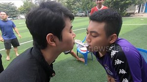 Vietnamese teenagers take part in a funny game of transmitting flour by mouth