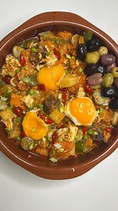 Chakchouka b’Kadid (Chakchouka au bœuf séché tunisien) 🇹🇳❤️ Ingrédients : • Kadid (bœuf séché à la façon tunisienne), coupé en morceaux • Fèves • Pommes de terre, coupées en dés • Poivrons verts ou rouges • Oignon • Foul Masri • Tomates fraîche coupé cube • Potiron, coupé en petits cubes • Concentré de tomate (1 à 2 cuillères à soupe selon goût) • Paprika • Carvi moulu • Œufs • Huile d’olive • Sel et poivre (sel à ajuster selon la salaison du kadid) #instafood #recipes #recettefacile #lovefood