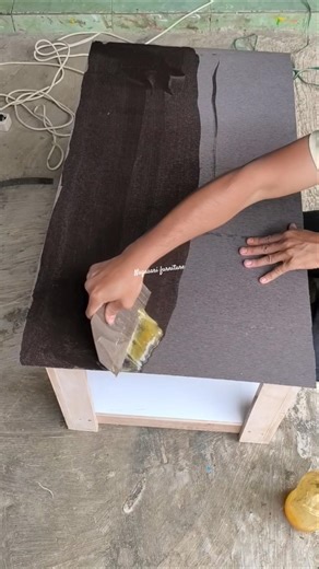 A carpenter’s technique for applying glue evenly #woodworking #carpenter