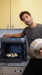 Be a gourmet chef at home with an appliance that does more things than reheating. The Samsung Microwave Oven has a 6-in-1 cooking mode that allows you to Bake, Grill, Steam, Slim Fry, Microwave, and even Ferment food! This is how Nico Bolzico maximizes his Samsung Microwave Oven. #Samsung #SmartOven #MicrowaveOven | Samsung