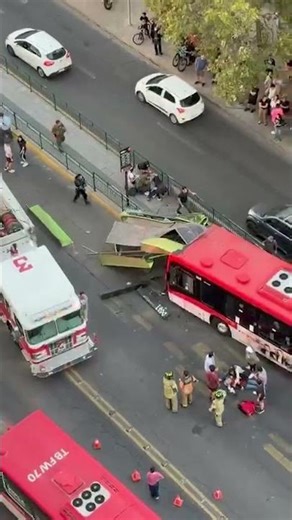 Registros muestran grave choque de bus red con paradero en Vicuña Mackenna