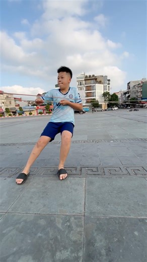 A little boy flying a frog kite for 200 meters #kite #layangan #kiteo #kiteflying #patang