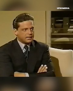 The singer couldn't continue the interview without asking what was going on... | Icons