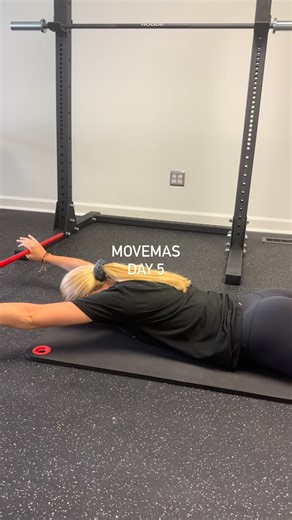 Movemas day 🖐🏼 prone overhead pulldown benefits include: thoracic spine and shoulder mobility, mid back strength, open up chest I keep this one in the lineup for when I have that pesky “knot” sensation between my shoulder blades that won’t go away #movement #backpain #onlinecoach #mobility | Sierra Hanowski