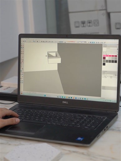 De la conception 3D à la réalité. ✨ Découvrez les coulisses de la fabrication d'une vasque sur mesure en quartz chez Marbela. Un savoir-faire précis pour un résultat unique qui allie design et durabilité. Le luxe s’invite dans votre salle de bain. 🛁💎 #Marbela #DesignInterieur #Quartz #Artisanat