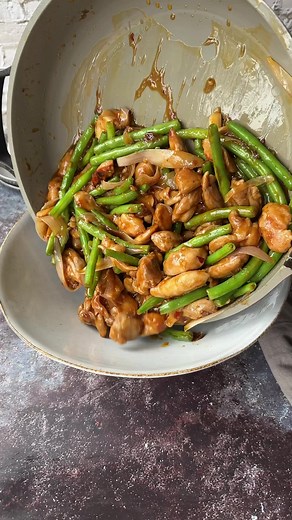8.7K views · 108 reactions | This takeout style string bean chicken is ready in 30 minutes . This is easy to make yet delicious. This chicken and green beans stir fry has tender chicken, crunchy onions and crispy string beans in a sauce. #Stringbeanchicken | Zubda Malik - kitchendiariesbyzubda | Facebook