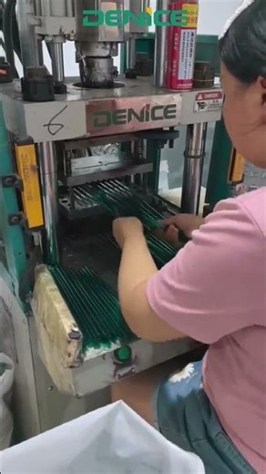 Vertical Injection Molding Machine Product：straw ridge
