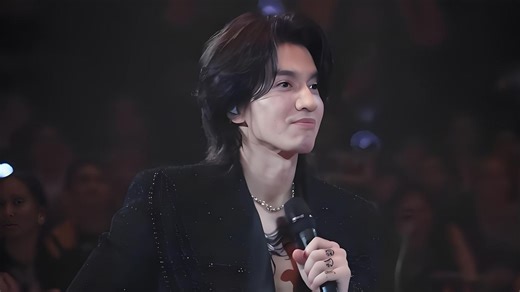 言承旭F4演唱会悼念大S，把道明寺送杉菜的项链挂望远镜上，低头祈祷后哭了