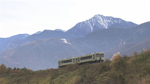 「乗客を秋の世界へと導きます」 まさに“紅葉列車” JR小海線の車窓から 山梨・北杜市