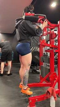 Bulgarian split squats with 90s 😎
