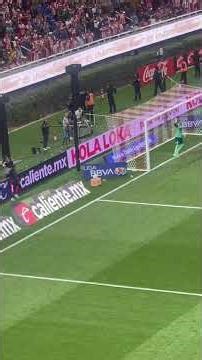 Así se marcó y se cobró el penal que anotó la “Hormiga” González para el empate de Chivas vs Pumas