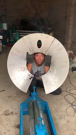 Simple operation to help quickly complete the bending and forming 👍Do you want this plate roller machine?#yeechop #machine #plateroller #fabrication #welding #machinery #machinefactory #industrial #metal #bendingmachine #metalplate #machinery #aluminium #steel #fsboling #boling #bolingmachine