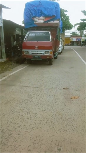Overloaded Truck Almost Tips Over 😱 | Roadside Fail