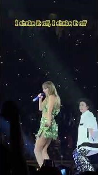 Taylor Swift's😍Electrifying Performance of 'Shake It Off' at ERA Tour