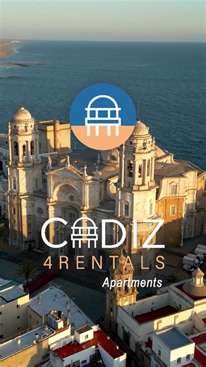 Majestuosa, imponente y bañada por el sol gaditano. 🌞 La Catedral de Cádiz, también conocida como la Catedral Nueva, es uno de esos lugares que no se visitan… se sienten. Su mezcla de estilos barroco y neoclásico, su cúpula dorada y sus vistas al mar la convierten en un símbolo vivo de la ciudad. Subir a la Torre de Poniente es una experiencia única: desde allí, Cádiz se despliega ante tus ojos en todo su esplendor. Un lugar donde historia, arte y mar se funden en perfecta armonía. Descubre el 