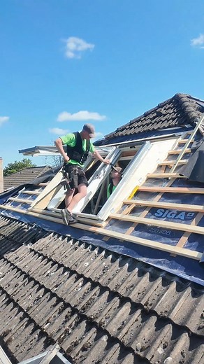 Wenn der Kunde denkt, ihr habt im Zeitraffer gearbeitet... ...aber in Wahrheit lief einfach alles glatt. 😎 Die Lichtlösung RAUM ist schnell montiert und tut genau das, was der Name verspricht. 🤝 📷© Instagram: @fittschen_bedachungen | VELUX Pro