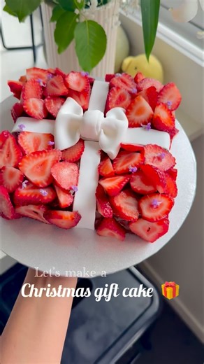 Momma Bear Bakes | The perfect cake for the Christmas table😍 Christmas gift cake 🎁 The cake was inspired totally by a reel I saved long time ago @blommanbakar... | Instagram