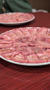 Wagyu yakiniku restaurant in Nakano, Tokyo, with its delicious snackable tongue! It is a very popular restaurant that has been in business for over 70 years and still attracts new, young customers! Prices are crazy cheap, and even if you eat a lot of food, it's still reasonable and satisfying at around 5,000 yen! "Yakiniku Hanmonten" 📍4-53-9 Chuo, Nakano-ku, Tokyo 💸5,000-6,000JPY ───・─── ・─── ・─── ・ スナック菓子と呼ばれるジャンキーで小さなタンの中毒性が高すぎる焼肉店！ 「焼肉板門店」 📍東京都中野区中央4-53-9 💸5,000円-6,000円 ───・─── ・─── ・─── 