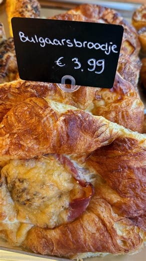 Bulgaars broodje bij de Oerbakker✨🥐 Dit broodje is er voor de echte hartige liefhebber. Gemaakt van luchtig croissantdeeg, rijk gevuld met ei en spek en bestrooid met kaas. In de oven wordt hij goudbruin gebakken, zodat de buitenkant knapperig wordt en de binnenkant zacht en vol van smaak blijft 🍳🥓🧀 Verkrijgbaar op vrijdag en zaterdag bij de Oerbakker! Komt u hem proeven?😋 #bulgaarsbroodje #spekeicroissant #oerbakkernoordwijk | Oerbakker De Witt