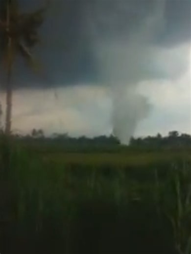 Violent And Helical Vortex Tornado Hits Sleman, Yogyakarta, Indonesia. December 7, 2012 [Rare Footage]