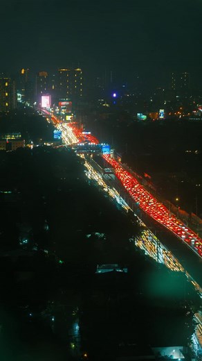 520 photos taken in a little over 20 minutes, this is how last night’s rush hour Metro Manila traffic looked like while majority of Luzon braces both the #southwestmonsoon strengthened by typhoon #entengph. Image colors produced by the Classic Negative film simulation of @Fujifilm Philippines. #fujifilmph #everydayphilippines #philippines #everydayeverywhere #sinopinas #exifphotos #worldviewmag #bcncollective #everydayasia #capturestreets #fujifilmphfeatures #pilipinas #streetclassics @street.cl