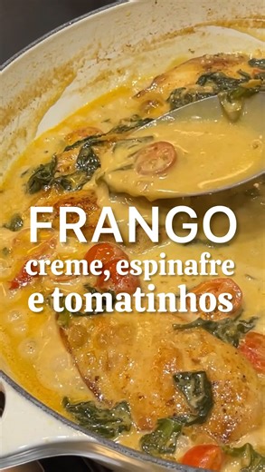 Filé de frango com creme, espinafre e tomatinhos 🔸5 filés de frango temperados com sal, Lemon Pepper, alho em pó e páprica defumada ( uma colher de chá de cada tempero ) e 2 colheres de sopa de azeite extravirgem 🔸azeite até cobrir o fundo da panela 🔸20 g de manteiga 🔸1 cebola picadinha 🔸4 dentes de alho espremidos 🔸150 ml de vinho branco seco 🔸350 g de creme de leite fresco 🔸1 colher de sopa de mostarda djon 🔸80 g de queijo parmesão ralado 🔸1/2 maço de espinafre ( somente as folhas) �