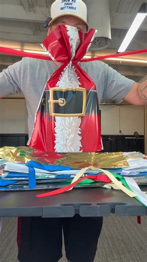 🎁 This Christmas, don’t let wrapping be a hassle! Our drawstring gift bags allow you to wrap your gifts in just 1 second – saving time and spreading holiday cheer! 🎄 Pull & wrap – easy to seal in a snap 🌿 Eco-friendly & biodegradable, reuse after use ✨ Christmas-exclusive designs, simple yet elegant Make gift wrapping easy, quick, and green this year! Try the "One-Second Packaging" magic👇 | Liam Carter