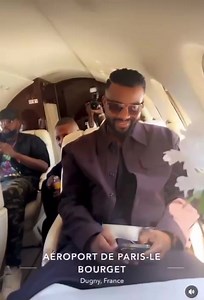 À l'intérieur du Jet Privé, tout est floquet au nom de Fally Ipupa. 🇫🇷✈ https://www.mmc243.com/france-apres-les-flammes-fally-ipupa-se-rend-au-festival-de-cannes-a-bord-dun-jet-prive/ | Le Meilleur de la Musique Congolaise