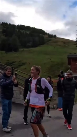 94K views · 1.4K reactions | Best support hug ever 凉﫶 Meilleur câlin de tous les temps 凉﫶 _ _ _  Follow the live / Suivre le live: live.utmb.world, link in bio  5 languages,  #UTMB2025 #HOKAUTMBMontBlanc #MeetYourExtraordinary #UTMBWorldSeries #UTMBLive | UTMB World Series | Facebook