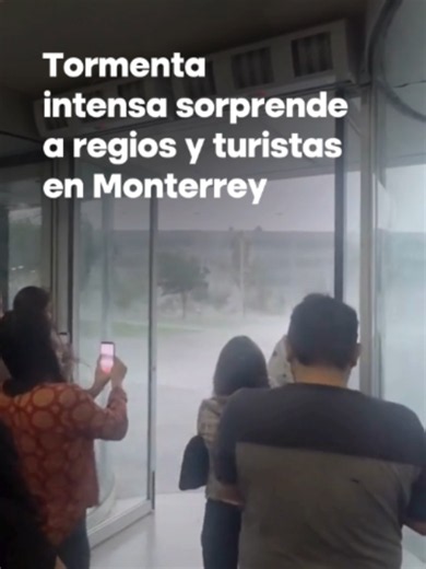 🌧️Una fuerte tormenta sorprendió la tarde de este viernes al Área Metropolitana de Monterrey y sus alrededores, generando lluvias intensas en distintos puntos de la ciudad. Regios y turistas que se encuentran en la capital neolonesa por el Mundial 2026 tuvieron que resguardarse, algunos de ellos en el pabellón M, tras ser tomados por sorpresa por las condiciones climatológicas. 📹: especial