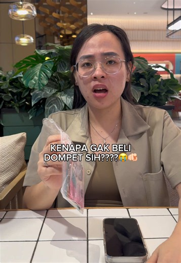 Dompet Plastik Dengan Tali Anti Jatuh Biar Duit Tetap Rapi