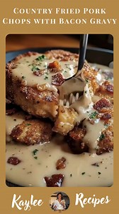 Country Fried Pork Chops with Bacon Gravy 🍖🥓 Ingredients 📝 4 bone-in pork chops 1 cup buttermilk 1 cup all-purpose flour ...... Full Recipe in Coʍmеոτ 💬 | Kaylee Recipes