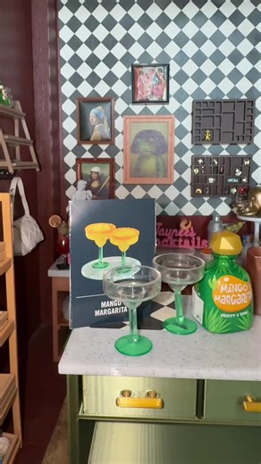 Mango margaritas in the cocktail lounge 🙌🏽 🦜 #minibar #mini #minimarg #miniverde