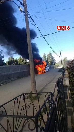 🔥IMPACTANTE INCENDIO EN EL BARRIO ARRAYANES || Esta tarde, un colectivo de la empresa Mi Bus se prendió fuego detrás del Cementerio Municipal. El siniestro generó una densa columna de humo visible desde varios puntos de la ciudad, causando alarma entre vecinos y transeúntes. Según testigos, la unidad de la línea 60 iba sin pasajeros y el chófer logró salir por sus propios medios. 📹 Gentileza 🔗 Más información en ANBariloche.com.ar | ANB - Agencia de Noticias Bariloche