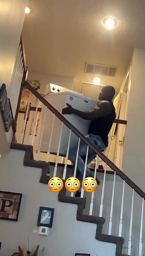 Bro carrying it like it weighs nothing 😭 #strong #mover #strength #insane (via crunchmunch0214/IG)