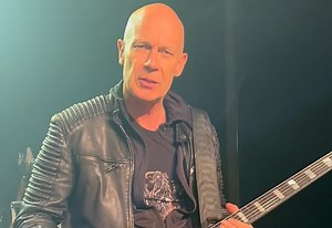 Watch: ACCEPT's WOLF HOFFMANN Reveals Gear He Uses For His 'Electrifying Stage Performances'