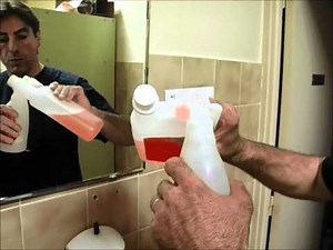 Préparation des produits de nettoyage.