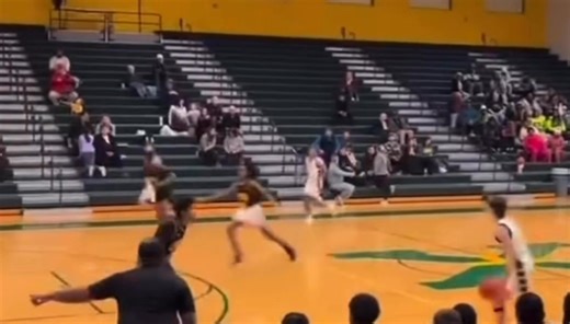 183K views · 1.1K reactions | GOOD LORD!!! 勞勞勞 Coach Patrick Kelsey, there’s a 6’0 G/SG right off Poplar Level you might want to check out! Saint Xavier High School Class of 2028, Josh Lindsey—yes, a FRESHMAN! #502Hoops : @shotby.mb & @502_sportspage | 35KY Sports | Facebook