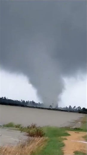 Massive Tornado Tears Through Southern Thailand || ViralHog