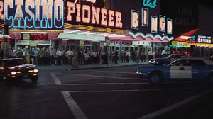 1971年12月30日、『007／ダイヤモンドは永遠に』のワールドプレミアが、ロンドン市内レスター・スクエアのオデオンにて行われました。本日は、フォード・マスタング・マッハ1に乗ったボンド(ショーン・コネリー)が、華麗な片輪走行でラスベガス警察の追跡を振り切る名場面をご覧頂きましょう。 | James Bond 007