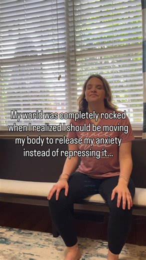 Why is nobody talking about this?!? Anxiety, anger, stress and frustration can lead to a “fight” response from our bodies 🏃‍♂️Somatic movements like these are a great outlet for that energy, and also to help us process those emotions… For anger and frustration: place palms down on knees and bounce you legs symmetrically as of stomping on the floor For anxiety and stress: place your palms up and alternate bouncing your legs and if you’re running Finish with a few deep cleansing belly breaths! Le
