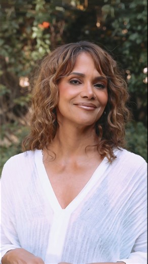 Balance during the holidays is KEY and Pendulum Life’s Metabolic Daily is the ultimate key for me this year as you know I’m all about ‘respinning’ menopause and gut health is a HUGE part of the respin! Get into it, and enjoy everything naughty and nice 😉 Head over to the link in my bio for more. | Halle Berry