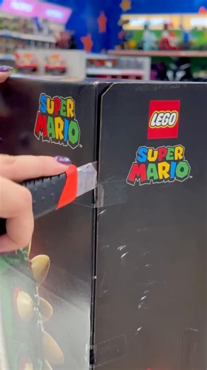 ¡La batalla épica por el Reino Champiñón comienza en Toys “R” Us! 🍄🐢 Es el regalo perfecto para los fans de Super Mario y los amantes de los grandes retos de construcción. Ven y descubre por qué este Bowser es el rey de los villanos. 👇 Etiqueta a ese amigo que aceptaría el reto de armar estas 2,800 piezas. #ToysRUs #LEGOSuperMario #BowserLEGO #MightyBowser #Coleccionistas | Toys R Us Venezuela