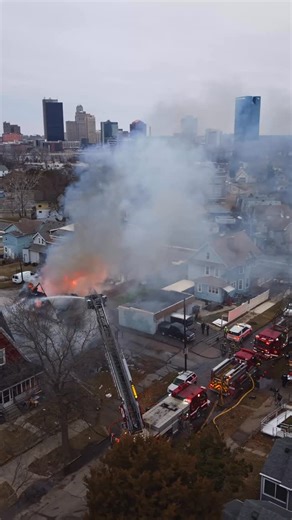Defensive operations on Walden Avenue with @toledofirerescue | Glass City Fire Photography